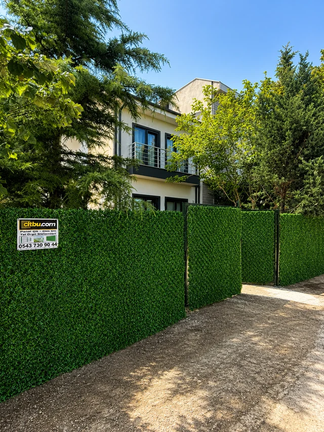 Çim Çit Ankara – villa bahçesi yeşil çit teli uygulaması Çim Çit Ankara villa bahçesinde yeşil çit teli ve çimli tel örgü ile mahremiyet uygulaması