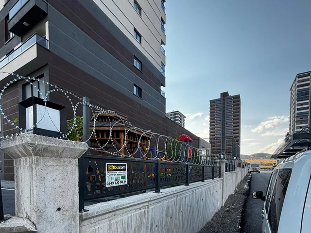Lazer Kesim Çit ve Duvar Üstü Korkuluk Ankara – gerçek uygulama Ankara lazer kesim çit ve duvar üstü korkuluk uygulamasında dekoratif CNC kesim metal paneller, beton duvar ve çevre güvenlik hattı